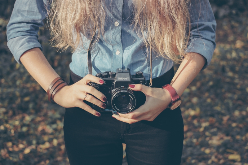 photographe-CARQUEIRANNE-min_hand-person-girl-woman-camera-photography-614-pxhere.com